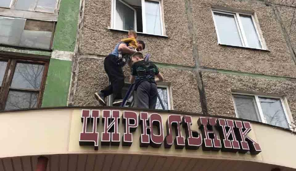 В Перми на улице Гашкова маленький мальчик чуть не выпал из окна