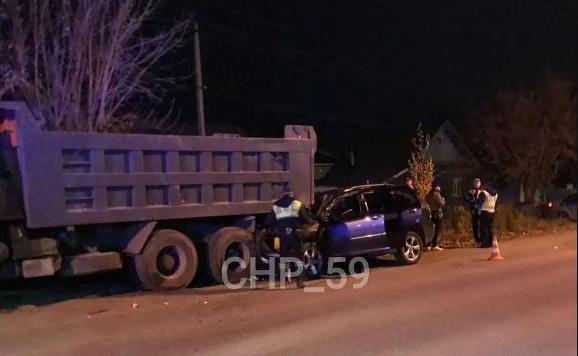 В Перми водитель автомобиля врезался в припаркованный грузовик и погиб