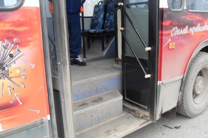 В Перми из автобуса на ходу выпали пенсионерка и трехлетний ребенок