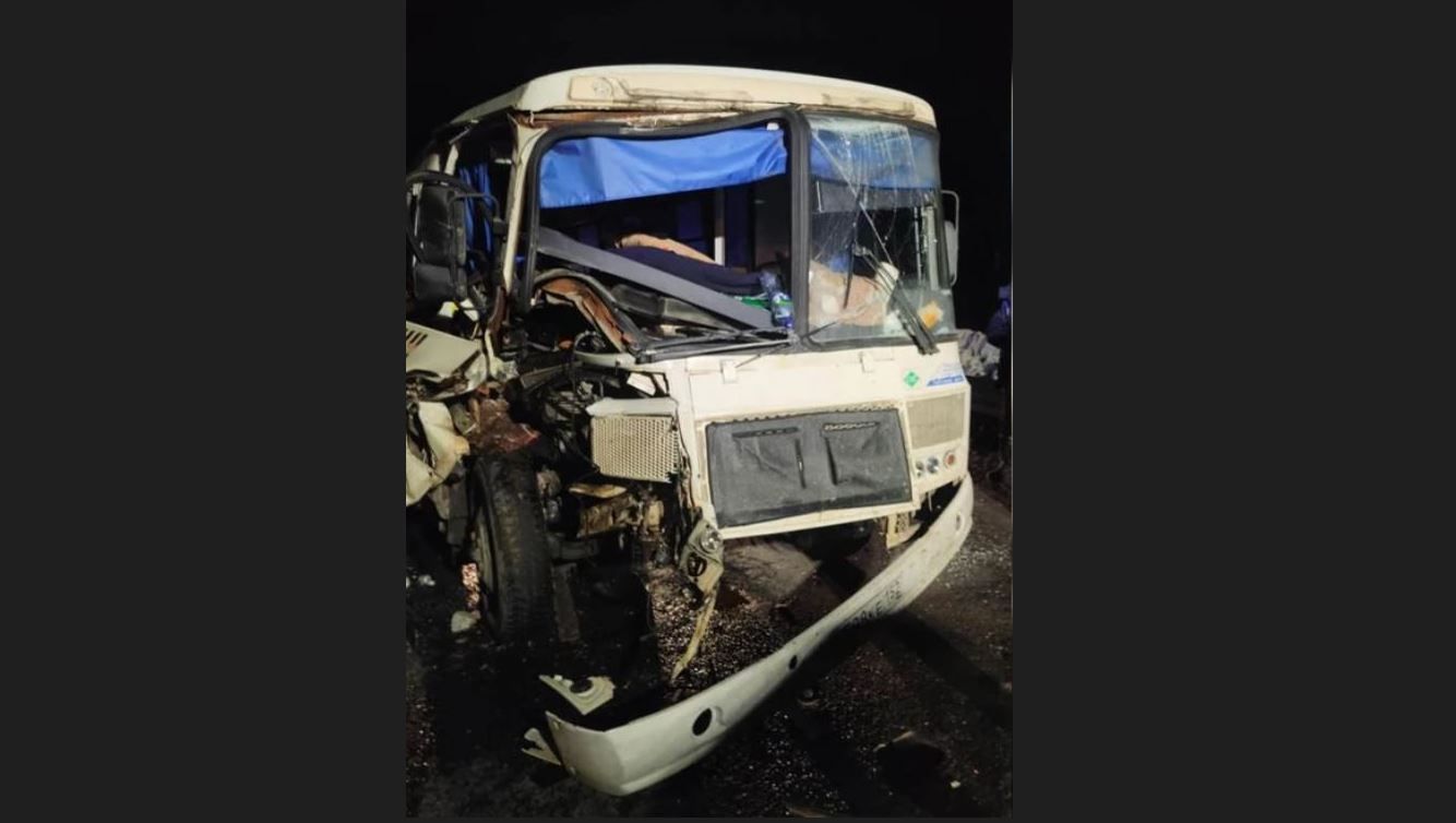 В Пермском крае автобус врезался в трактор, пострадали два человека