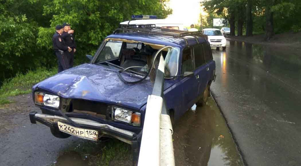 В Перми автомобиль насквозь пробило дорожным ограждением