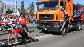 В Перми силач установил рекорд России по буксировке автопоезда