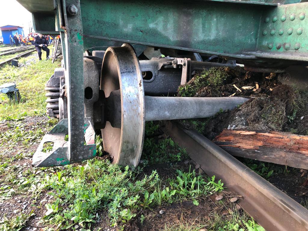 В Пермском крае вагоны грузового поезда сошли с рельсов