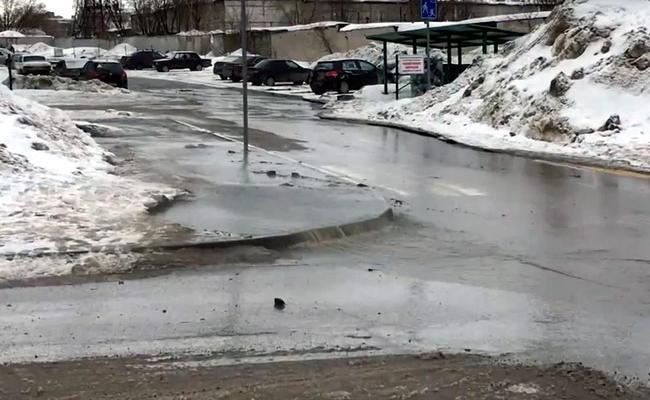 Из-за аварии улицу Комбайнеров в Перми затопило канализационными стоками