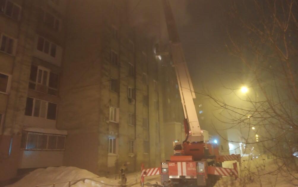 В Перми из горящего дома по автолестнице эвакуировали 23 человека