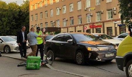 В центре Перми иномарка сбила доставщицу еды на велосипеде