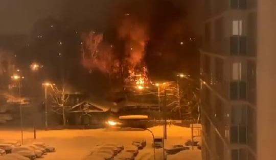 В Перми ночью сгорел деревянный дом