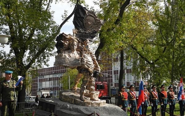 В Перми демонтировали памятник ВДВ через час после установки