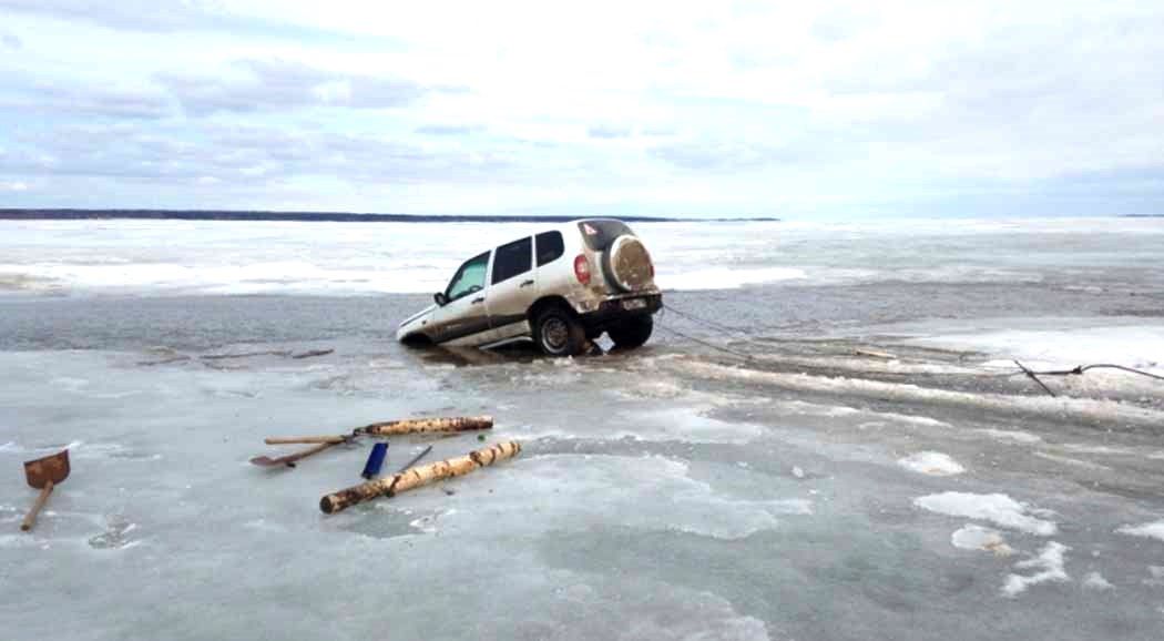 В Прикамье автомобиль Niva с людьми ушел под лед