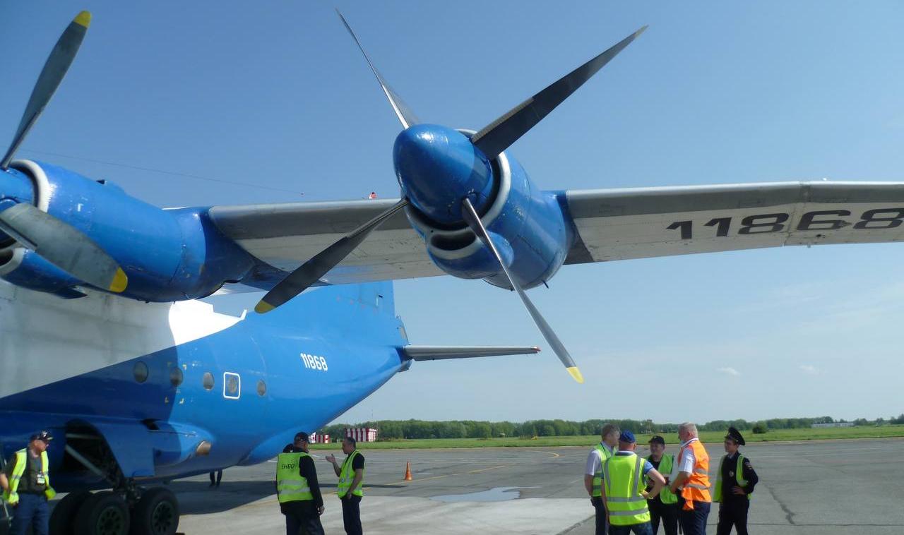 Самолет Ан-12 совершил аварийную посадку в аэропорту Перми