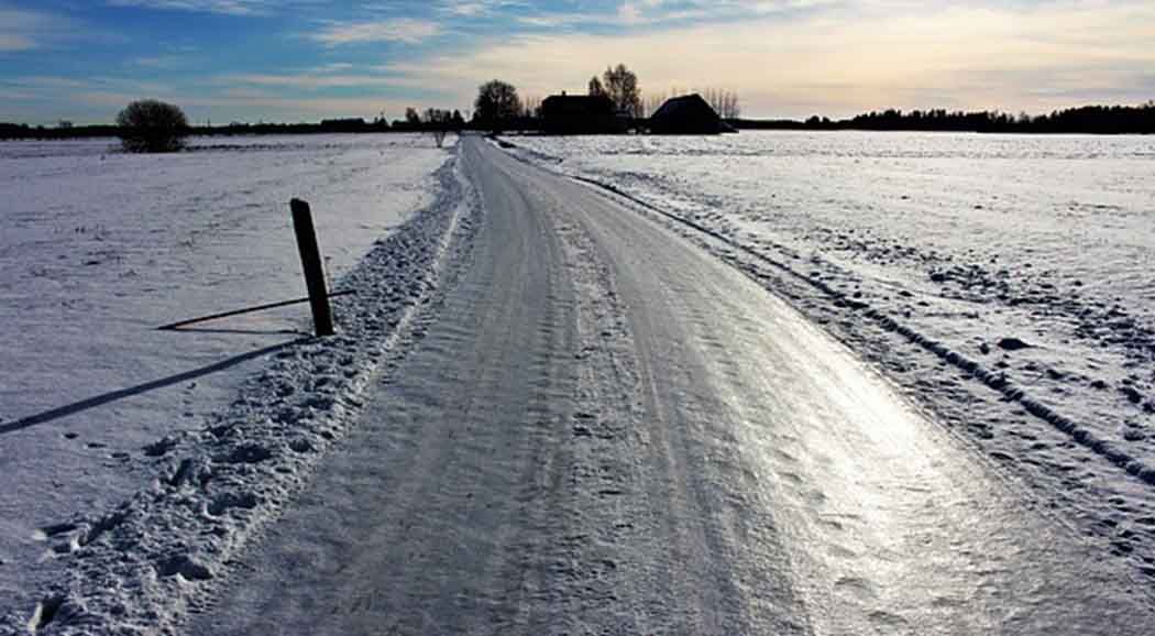 В Пермском крае гусеничный трактор с людьми провалился под лед
