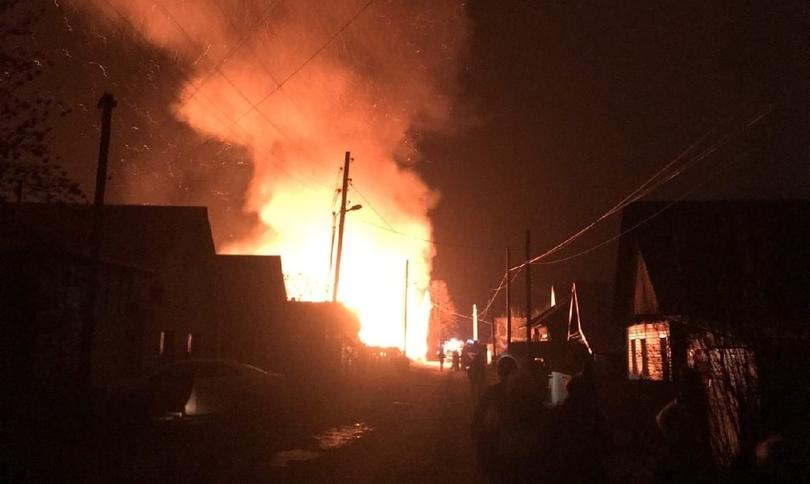 В Прикамье семья с двумя детьми спаслась из горящего дома во время ночного пожара