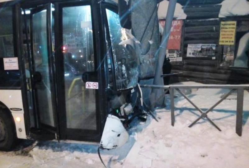 В Перми автобус столкнулся с иномаркой и врезался в столб