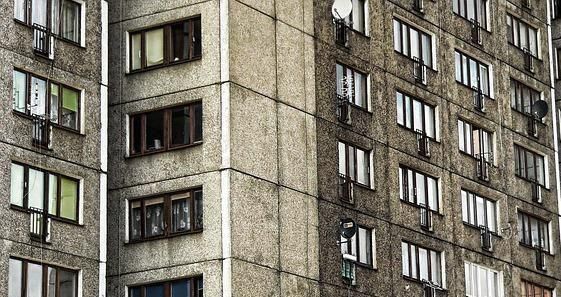 Пожилая женщина выпала из окна 13-го этажа в Перми
