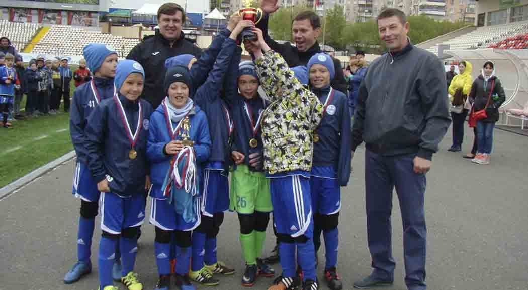 Футболист Зырянов наградил победителей детского турнира в Перми